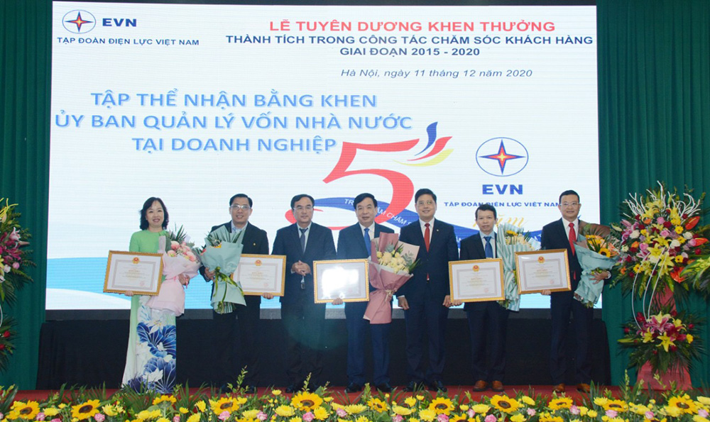 Ông Nguyễn Phú Hoài Nghĩa, Giám đốc TTCSKH Điện lực miền Nam (bìa phải), nhận bằng khen của Ủy ban Quản lý vốn nhà nước tại doanh nghiệp