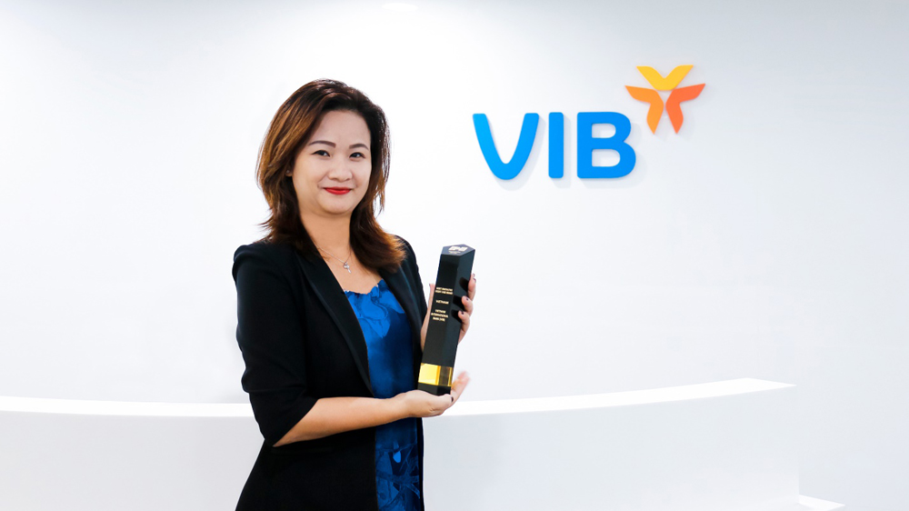 Bà Tường Nguyễn - Giám đốc Trung tâm Chiến lược và Vận hành Thẻ VIB nhận cúp “Thương hiệu thẻ sáng tạo nhất Việt Nam 2020” từ GBM