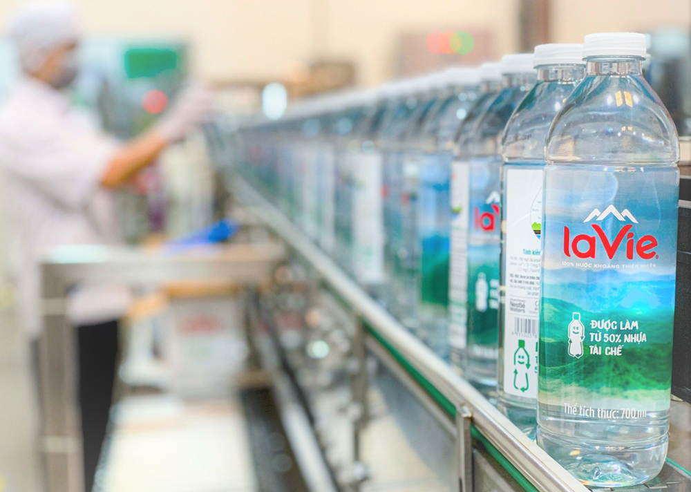 Dây chuyền đóng chai nước khoáng thiên nhiên La Vie sử dụng chai được làm từ nhựa tái chế 