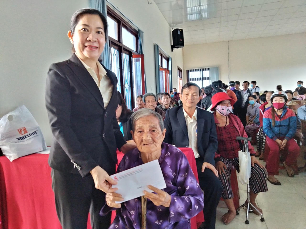 Bà Bùi Thị Nhự - Giám đốc CTCP Bia Sài Gòn - Quảng Ngãi, trao phần quà hỗ trợ cho bà con ở Phường Quảng Phú, TP Quảng Ngãi