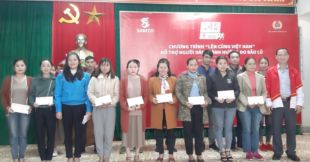 Đại diện của SABECO và đại diện Liên đoàn Lao động tỉnh Quảng Trị trao phần hỗ trợ cho người dân 