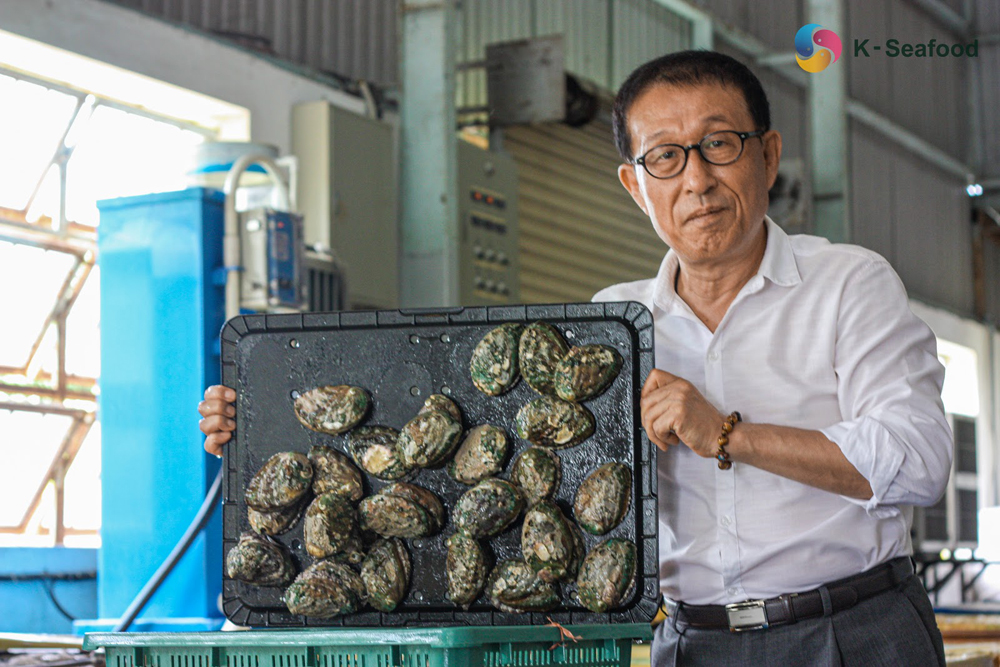 Ông Kim Jung-Ha và sản phẩm bào ngư tươi sống