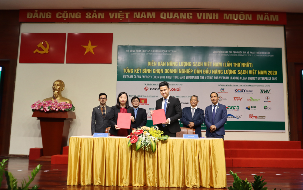 Bà Vũ Thị Thanh Vân - đại diện Longi và ông Phan Thành Trung - Giám đốc KTG Energy ký kết hợp tác