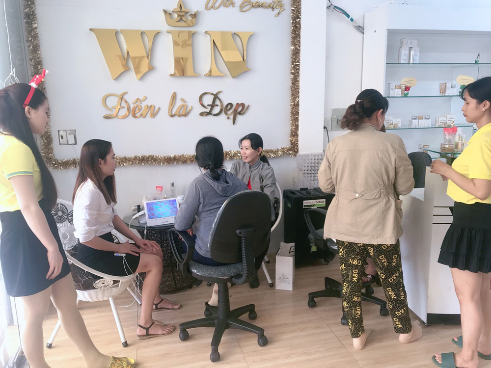 Showroom Win Beauty luôn rất đông khách hàng đến trực tiếp để thăm khám và soi da miễn phí