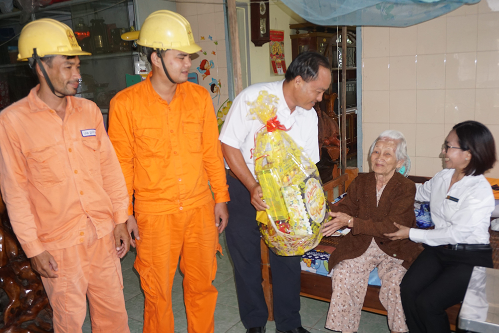 Đại diện PC Trà Vinh thăm và tặng quà cho Mẹ VN anh hùng Lê Thị Ngò