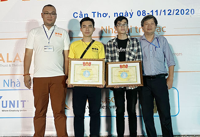 Thầy Nguyễn Quốc Long (ngoài cùng bên trái) và thầy Huỳnh Bá Diệu (ngoài cùng bên phải) cùng 2 sinh viên giành giải Nhì khối thi Cá nhân không chuyên tin học
