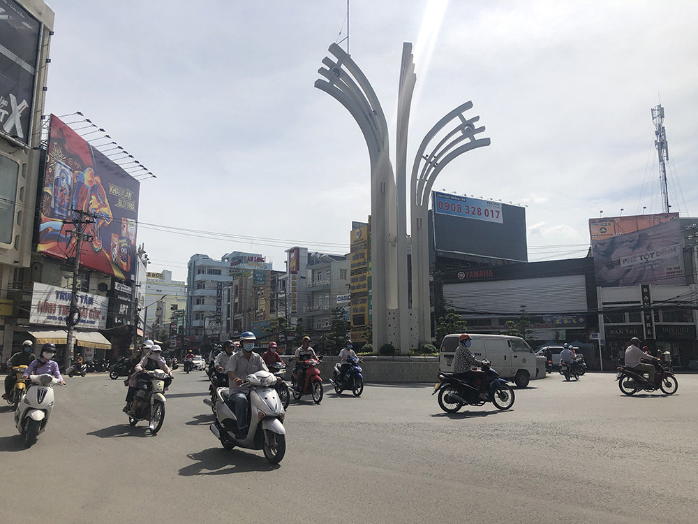 2-	Nút giao thông đèn 4 ngọn, TP.Long Xuyên được đầu tư nâng cấp hoàn thành chào mừng Đại hội Đảng bộ tỉnh An Giang