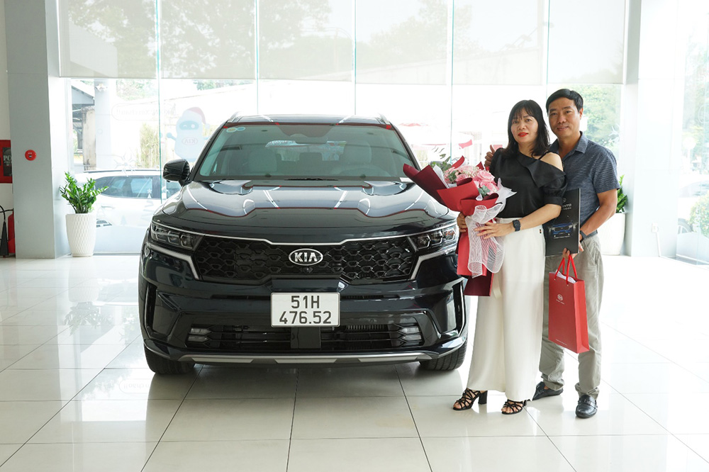 Vợ chồng chị Kim Chung là một trong số những khách hàng đầu tiên đặt cọc mua Kia Sorento thế hệ mới tại Việt Nam