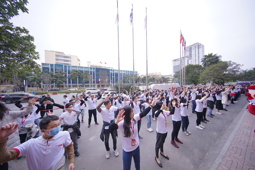 CBNV đồng diễn nhảy flashmob trên nền nhạc “Mình yêu TNG” do nhân viên của Tập đoàn sáng tác 