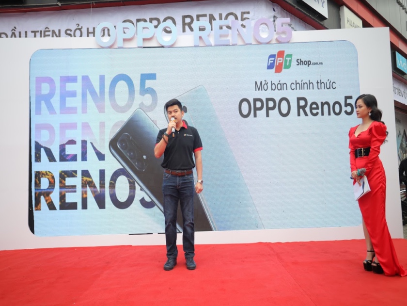 Ông Ngô Quốc Bảo, Giám đốc Trung tâm phát triển kinh doanh và thương mại điện tử FPT Shop phát biểu trong sự kiện mở bán OPPO Reno5