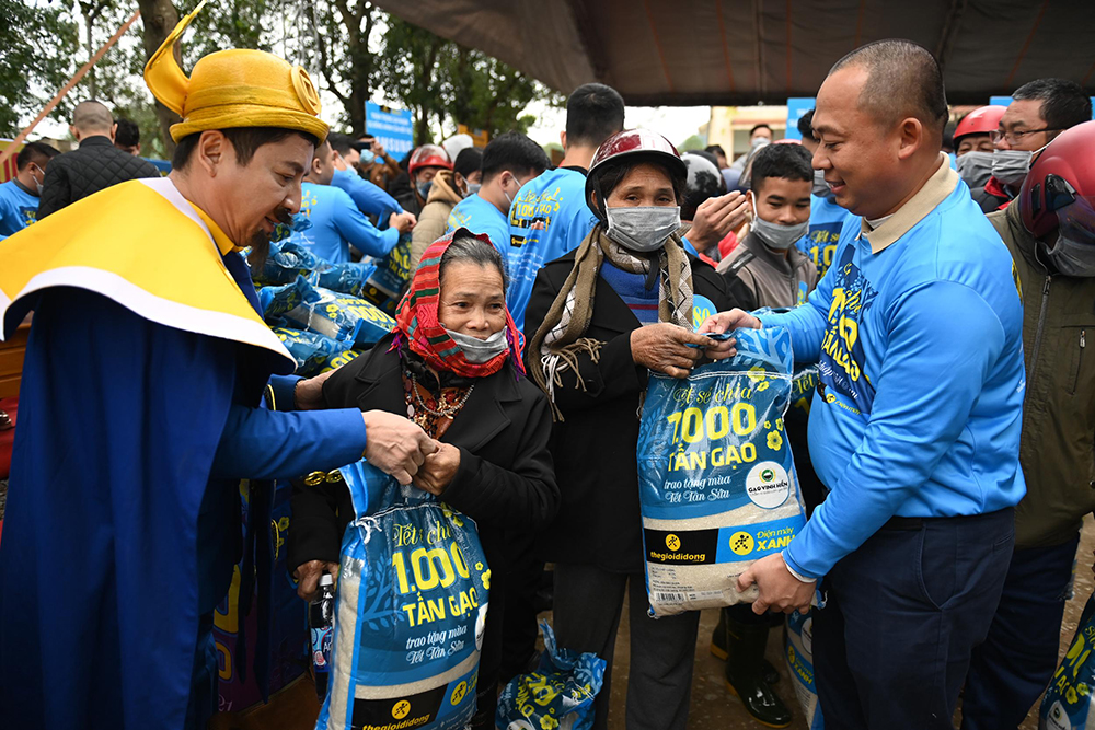 Ông Đoàn Văn Hiểu Em (bên phải) trao gạo cho người dân Lệ Thủy, Quảng Bình trong lễ khởi động Tết sẻ chia 2021 vào ngày 13.1 vừa rồi