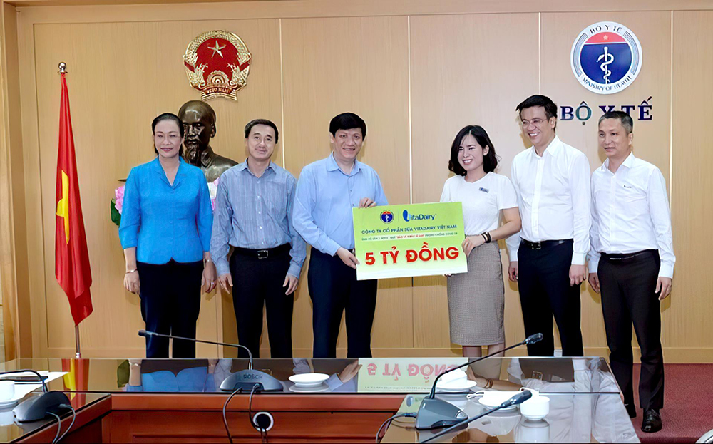 GS-TS Nguyễn Thanh Long - Bộ trưởng Bộ Y tế tiếp nhận ủng hộ lần 2 (ngày 7.8.2020) do bà Nguyễn Thị Hà - Tổng giám đốc Công ty VitaDairy trao tặng trong chiến dịch “Bảo vệ bác sĩ 24h”