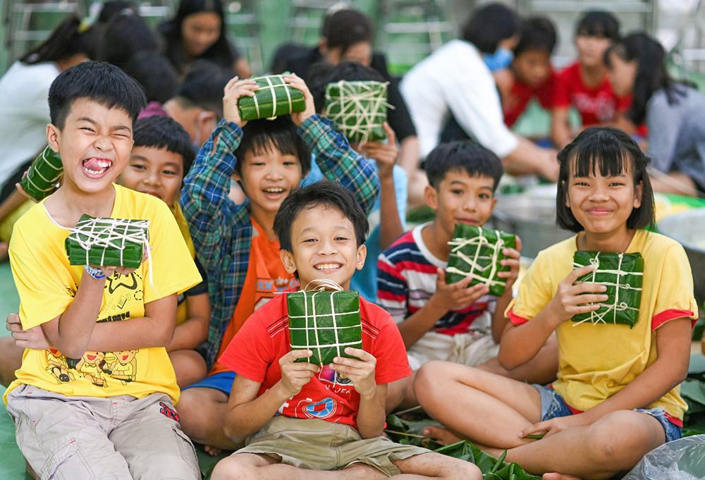 Tết chắc chắn sẽ thật yên vui khi trên môi trẻ thơ nở rộ những nụ cười