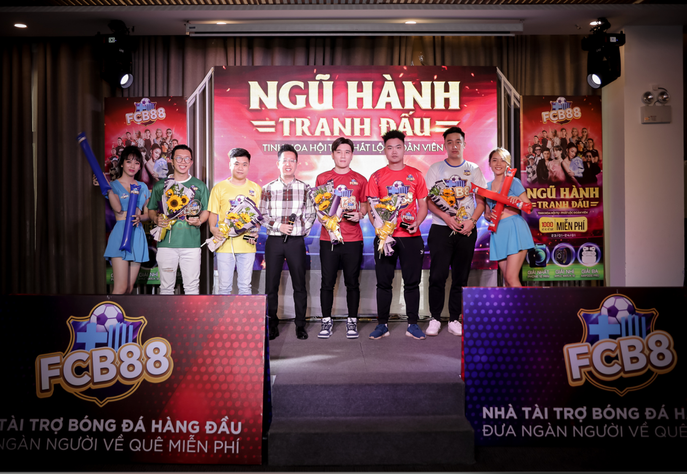 MC Việt Khuê chụp hình cùng 5 gamer nổi tiếng: Tapi Tuấn Anh, Batigol, Đức Anh, Quân Bi, Quang Barca