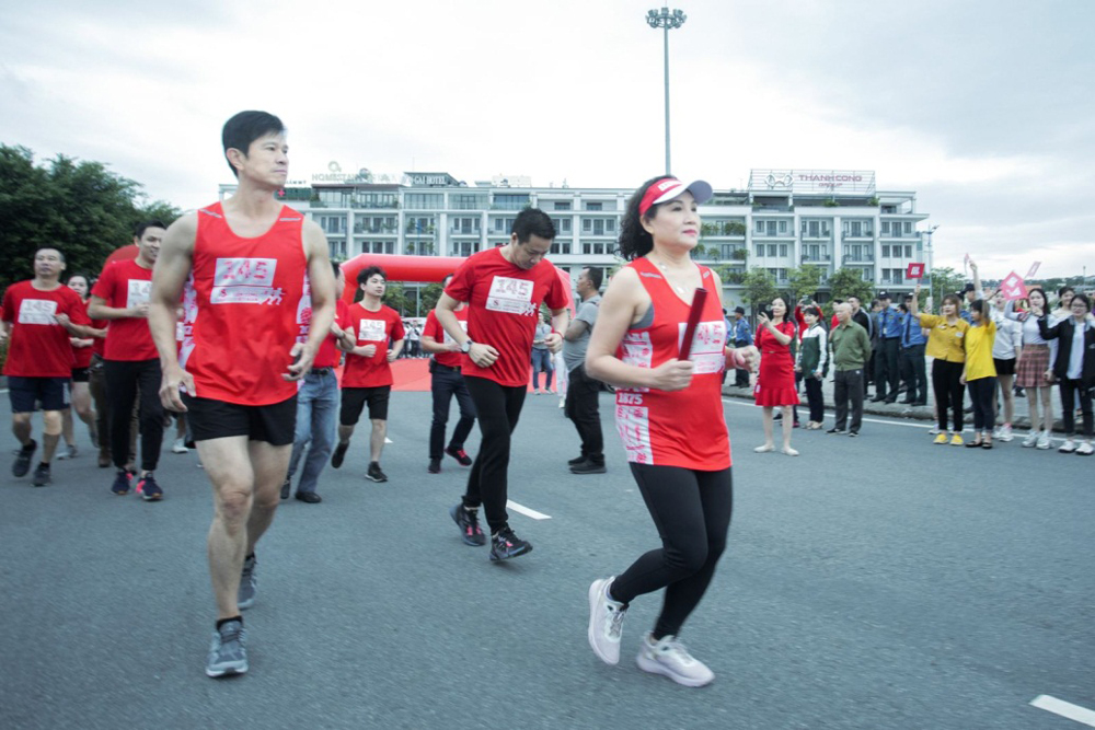Người chạy từ khắp các lĩnh vực, ngành nghề tham gia vào đường chạy gây quỹ “Lên cùng Việt Nam”