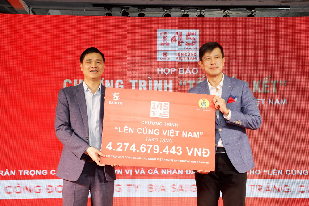 Tổng giám đốc SABECO trao biểu trưng số tiền gây quỹ được từ chương trình Lên cùng Việt Nam cho Tổng liên đoàn Lao động Việt Nam