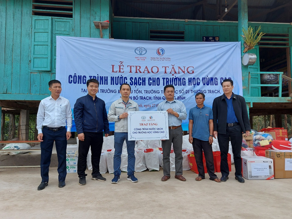 Lễ trao tặng công trình nước sạch cho Trường tiểu học tại Quảng Bình