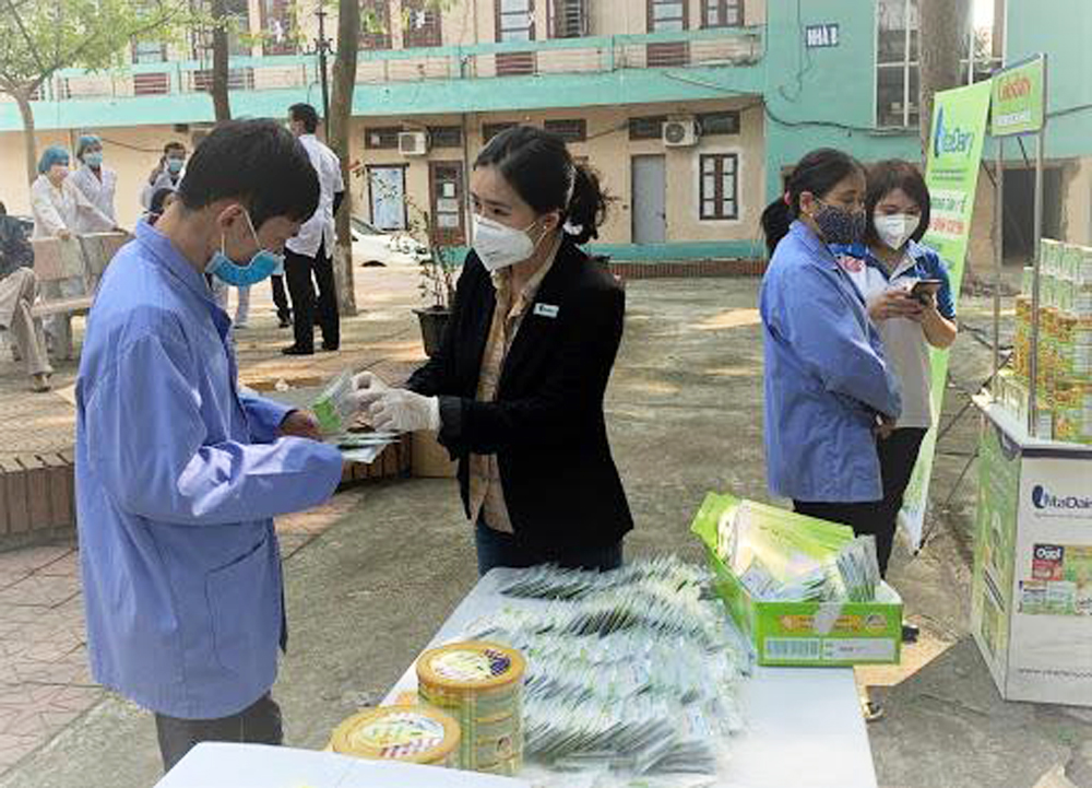 Bà Nguyễn Thị Hà - TGĐ VitaDairy trực tiếp cùng các nhân viên vào vùng tâm dịch Vĩnh Phúc trao hàng triệu gói sữa non 