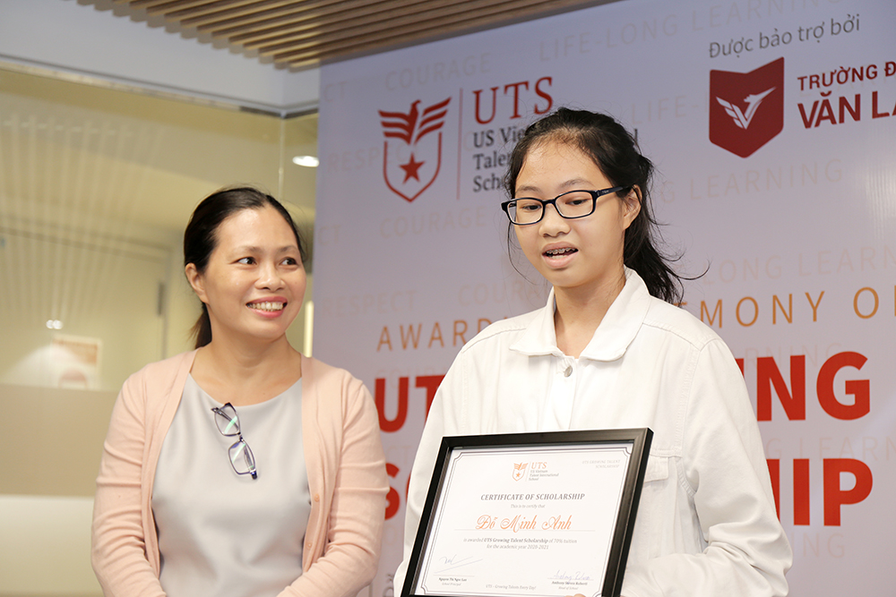 Với sự giúp đỡ của mẹ trong khâu hồ sơ, Minh Anh đã giành được học bổng 4 năm từ lớp 9 tới lớp 12 tại một trường song ngữ quốc tế