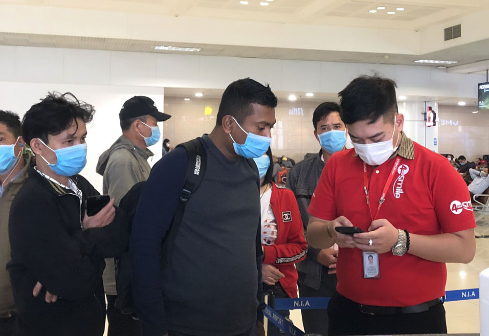 Nhân viên Vietjet hướng dẫn hành khách khai báo y tế trên điện thoại di động