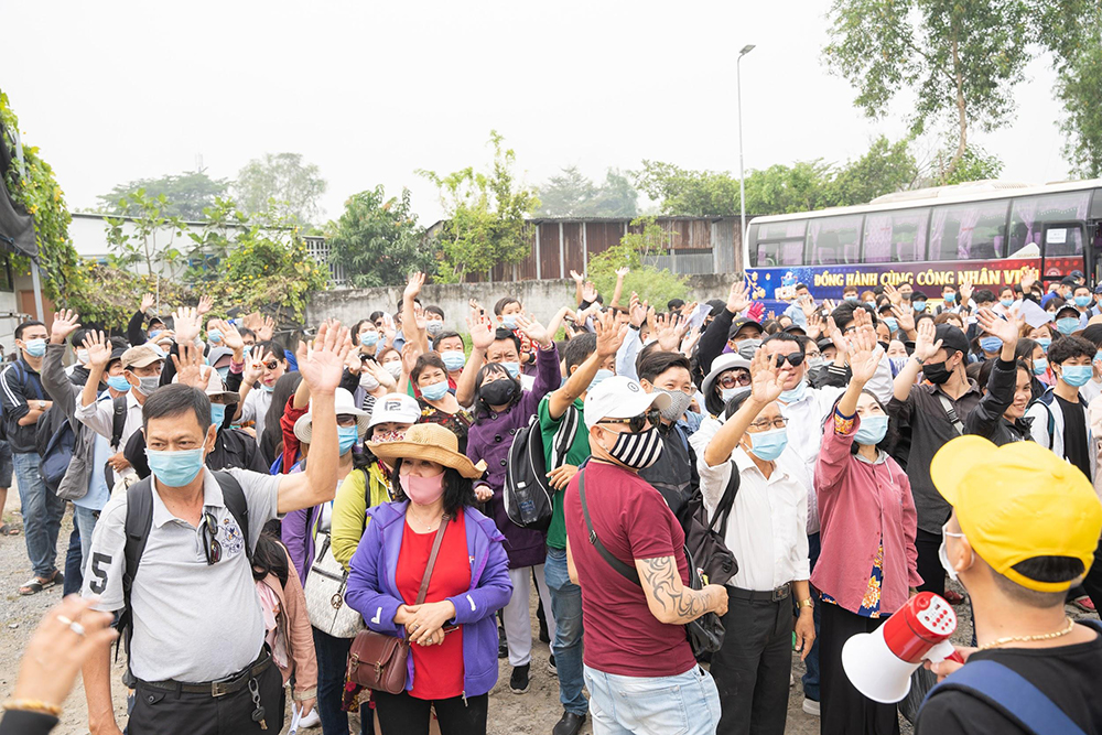 Rất đông công nhân viên, sinh viên, fan hâm mộ bóng đá tập hợp tại điểm tập kết an toàn của FCB88