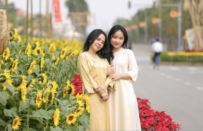 Khách tham quan khoe sắc trong không gian Đường hoa Home Hanoi Xuân 2021