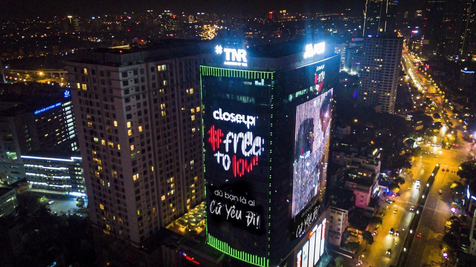  Thông điệp ‘Tự do yêu’ nổi bật trên màn hình LED “khủng” tại Vincom Nguyễn Chí Thanh