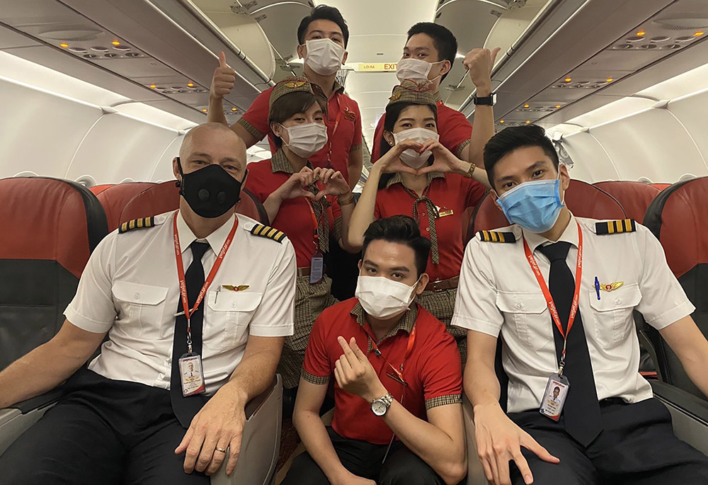 Tiếp viên trưởng Hồng Trâm (hàng thứ hai, bên phải) cùng các đồng nghiệp sau chuyến bay đầu năm 