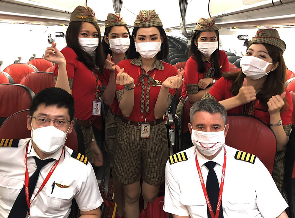Phi công Lee Sang Hyup (bên trái) đã hoãn kỳ nghỉ để cùng bay tết với các đồng nghiệp 