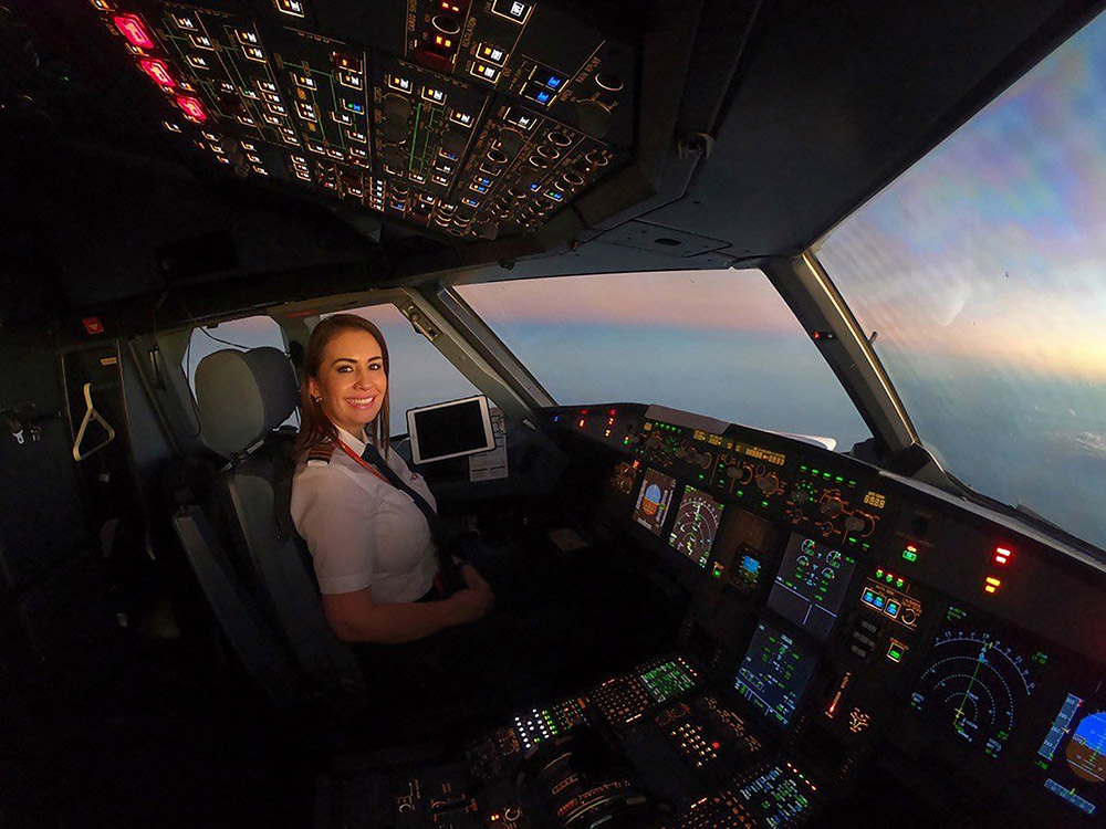 Nữ phi công Maria Christina Maldonado trong một chuyến bay