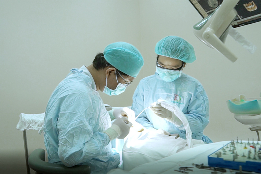 TS-BS Nguyễn Hiếu Tùng thực hiện cấy ghép Implant cho bệnh nhân