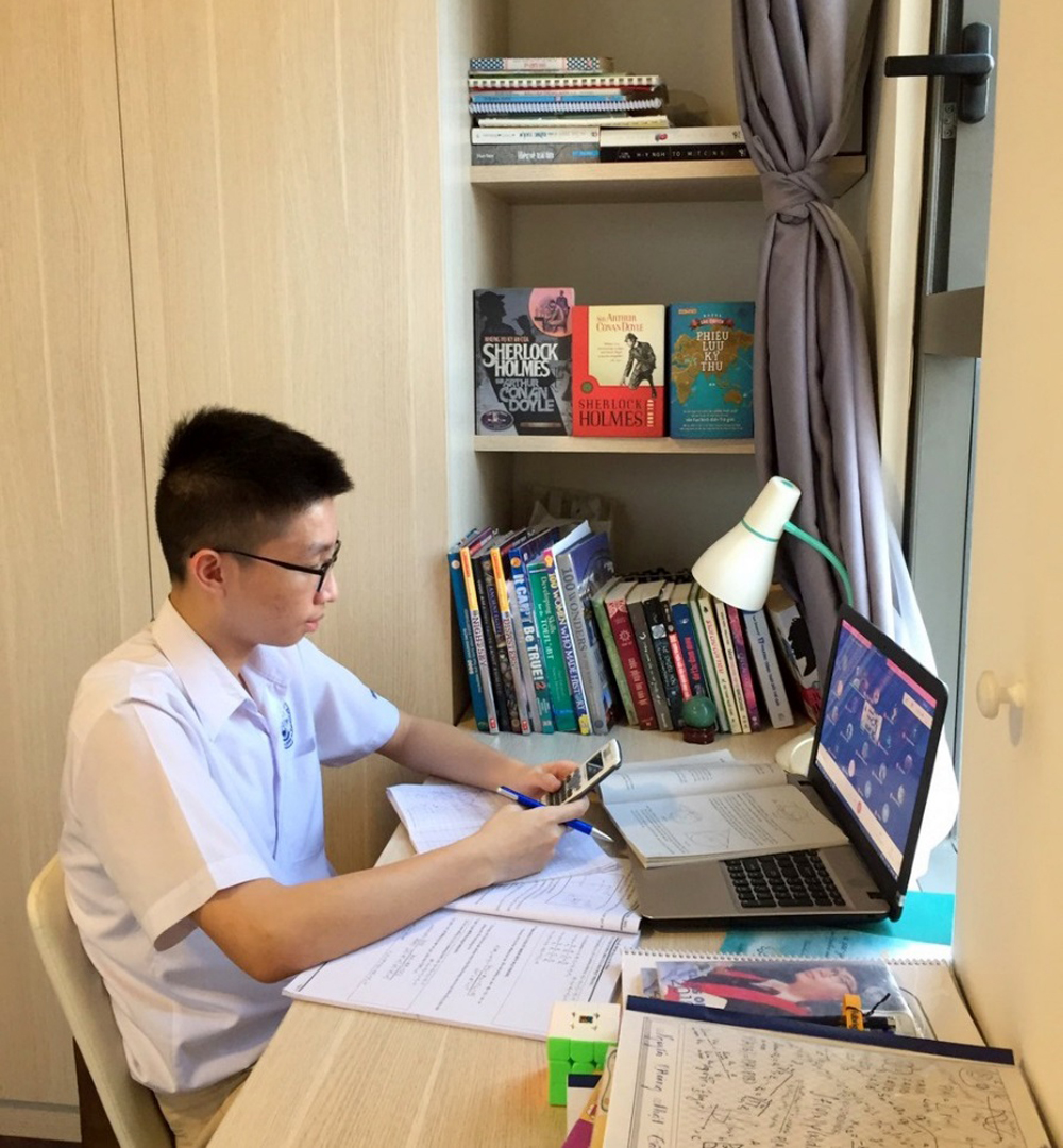Học sinh Nguyễn Hoàng Nhật Tân - lớp 12/7 (ảnh) cho biết việc học tập trực tuyến giúp em rèn luyện tính tự giác và tinh thần tự học