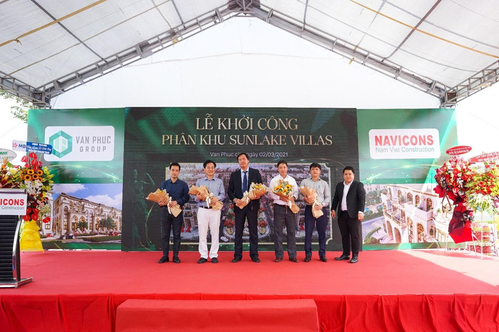 Ông Phạm Hồng Hoài Châu - Phó TGĐ Van Phuc Group tặng hoa cho nhà thầu và các đơn vị hợp tác – Ảnh: ĐP