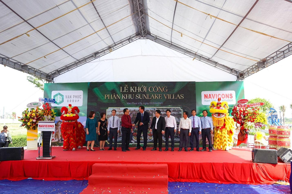 Lãnh đạo Van Phuc Group chúc mừng nhà thầu cùng các đơn vị hợp tác thi công - Ảnh: ĐP