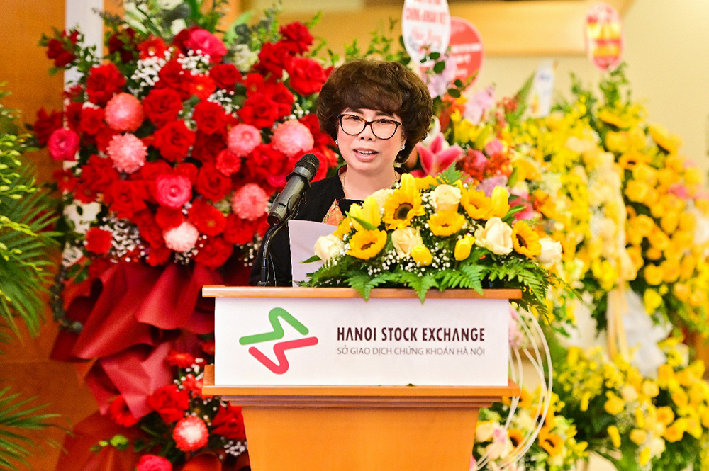Bà Thái Hương - Anh hùng Lao động, Phó chủ tịch HĐQT, TGĐ BAC A BANK phát biểu trong buổi lễ