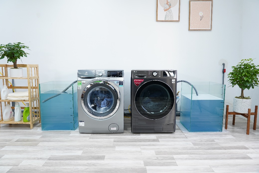 Đánh giá thực tế cho thấy LG AI DD (bên phải) tiêu thụ nước ít hơn máy giặt còn lại