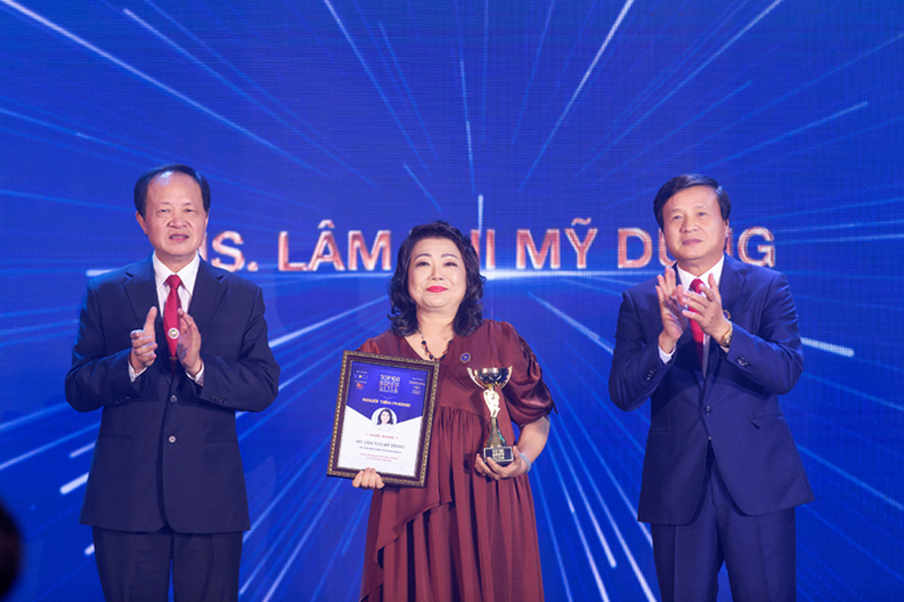 Doanh nhân Lâm Thị Mỹ Dung, Chủ tịch Hội đồng quản trị kiêm Tổng giám đốc Mylina Group, nhận giải Người tiên phong xuất khẩu tinh dầu ra thị trường toàn cầu