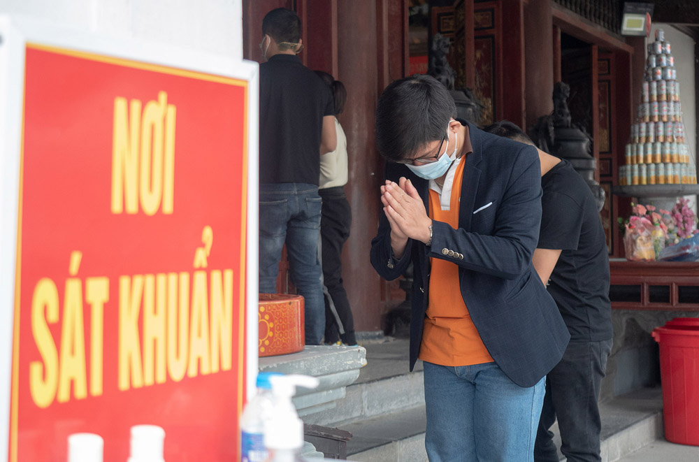 Thông báo phòng dịch được đặt tại nhiều nơi trong khuôn viên chùa Hương để nhắc nhở du khách 