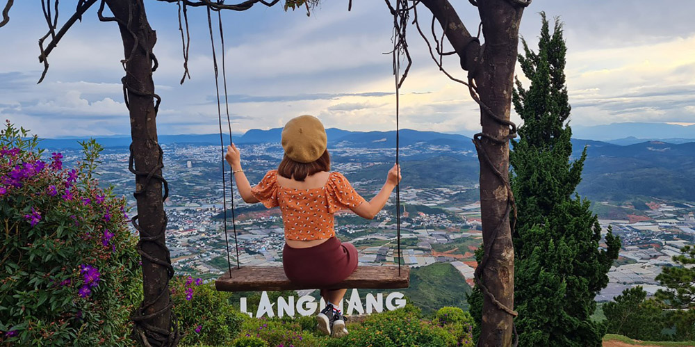 Một du khách ngắm cảnh từ đỉnh Lang Biang (Đà Lạt)
