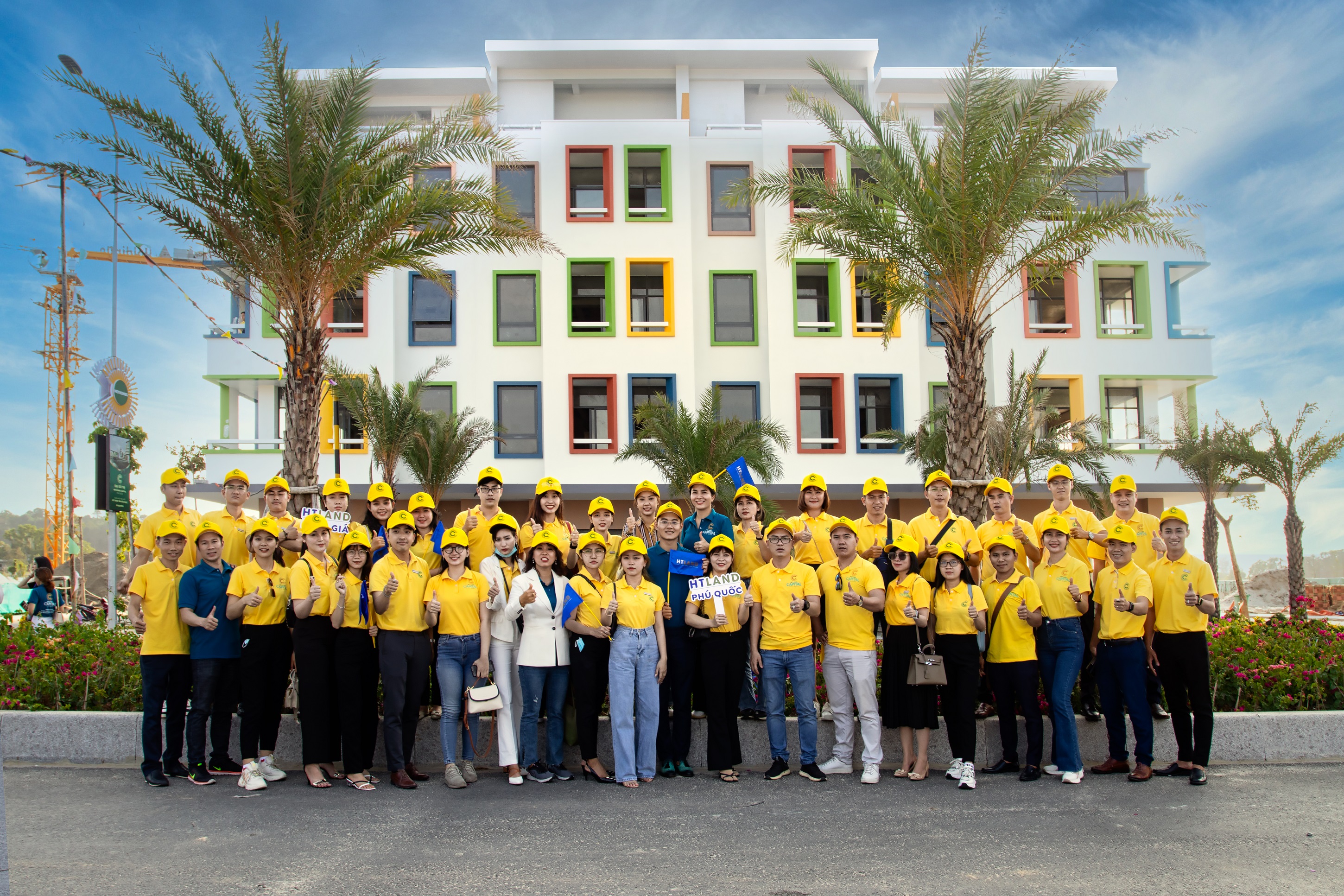 Trực tiếp thăm nhà mẫu và Bãi Trường (cách dự án 100m) giúp các “chiến binh” sales cảm nhận chân thực về Meyhomes Capital Phú Quốc