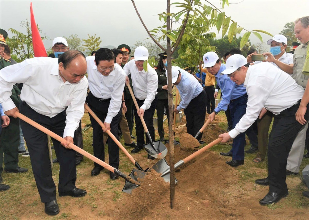 Thủ tướng Nguyễn Xuân Phúc cùng các đại biểu trồng cây tại Đô Lương, Nghệ An
