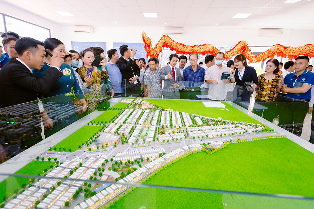  Lãnh đạo tỉnh Bình Phước cùng người dân tham quan văn phòng ban quản lý dự án