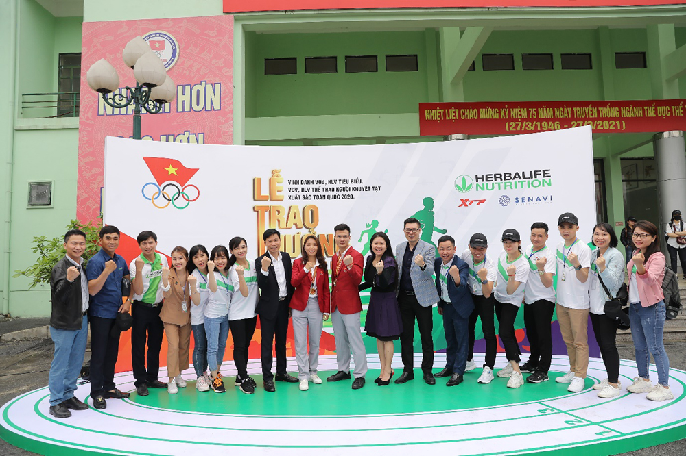 Đại diện Herbalife Việt Nam chúc mừng các huấn luyện viên, vận động viên tiêu biểu 2020