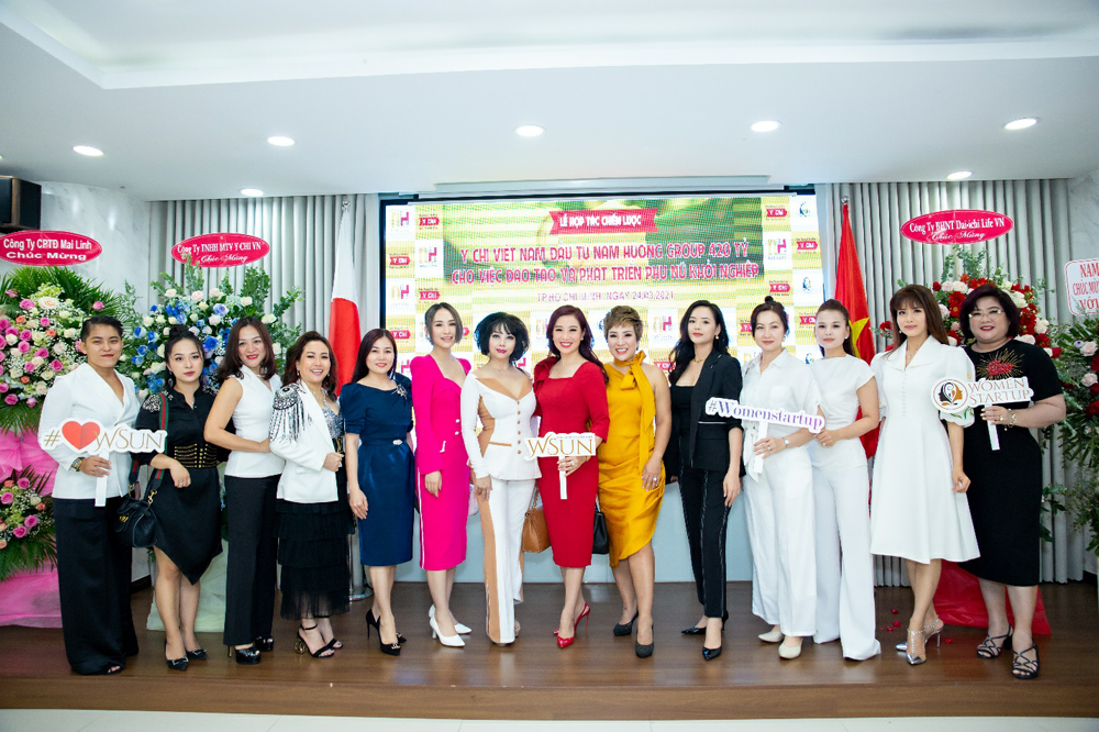 Chị Nguyễn Thu Hương cùng các nữ doanh nhân là nhà đầu tư, thành viên WSUN (Ảnh: WSUN)