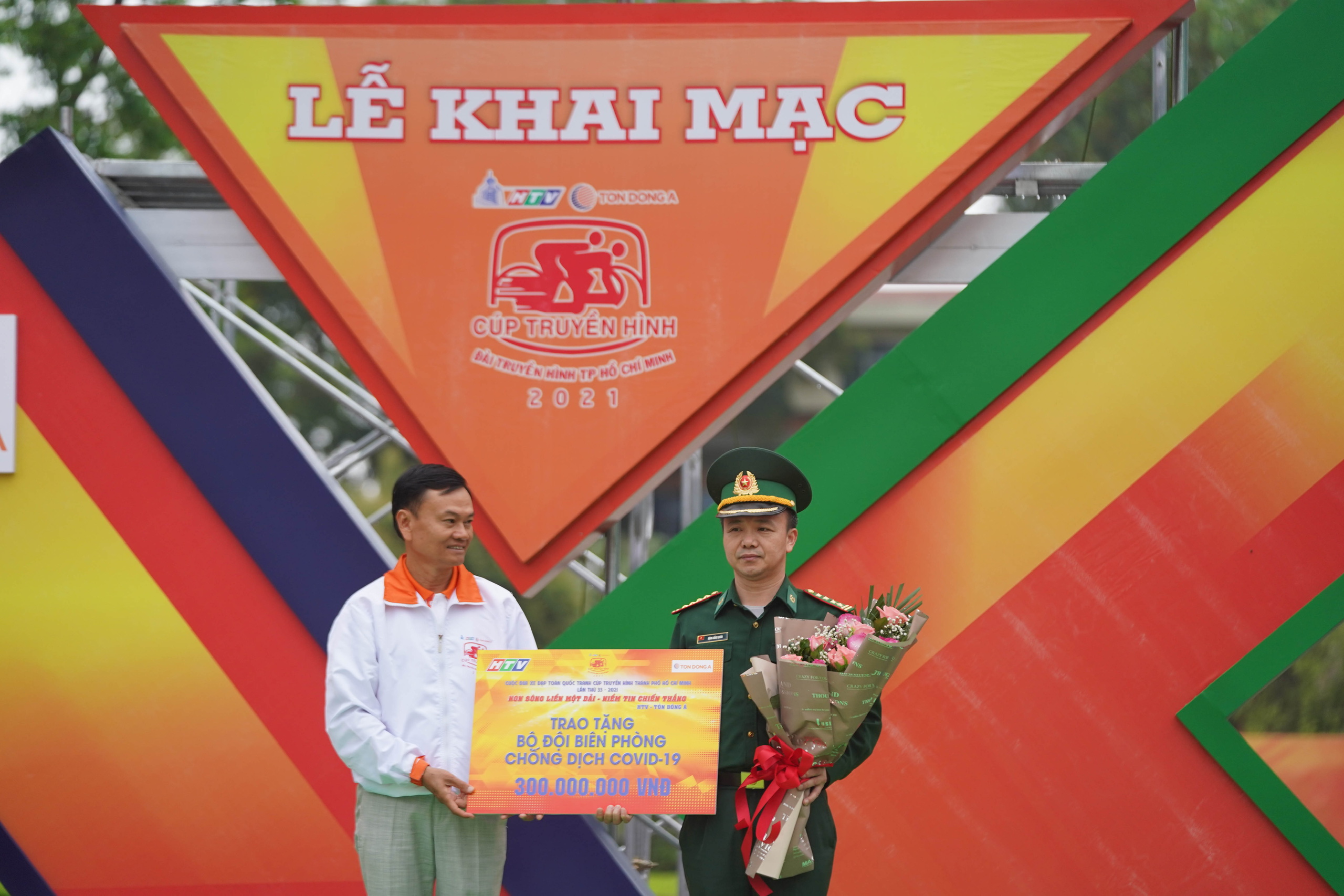 Ông Nguyễn Thanh Trung - Chủ tịch HĐQT - Tổng giám đốc Tôn Đông Á trao tiền hỗ trợ bộ đội biên phòng tỉnh Cao Bằng