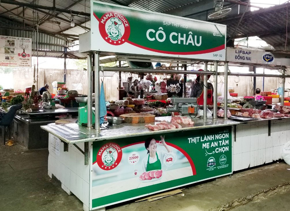 Một sạp thịt heo của MAMACHOICE nổi bật giữa chợ