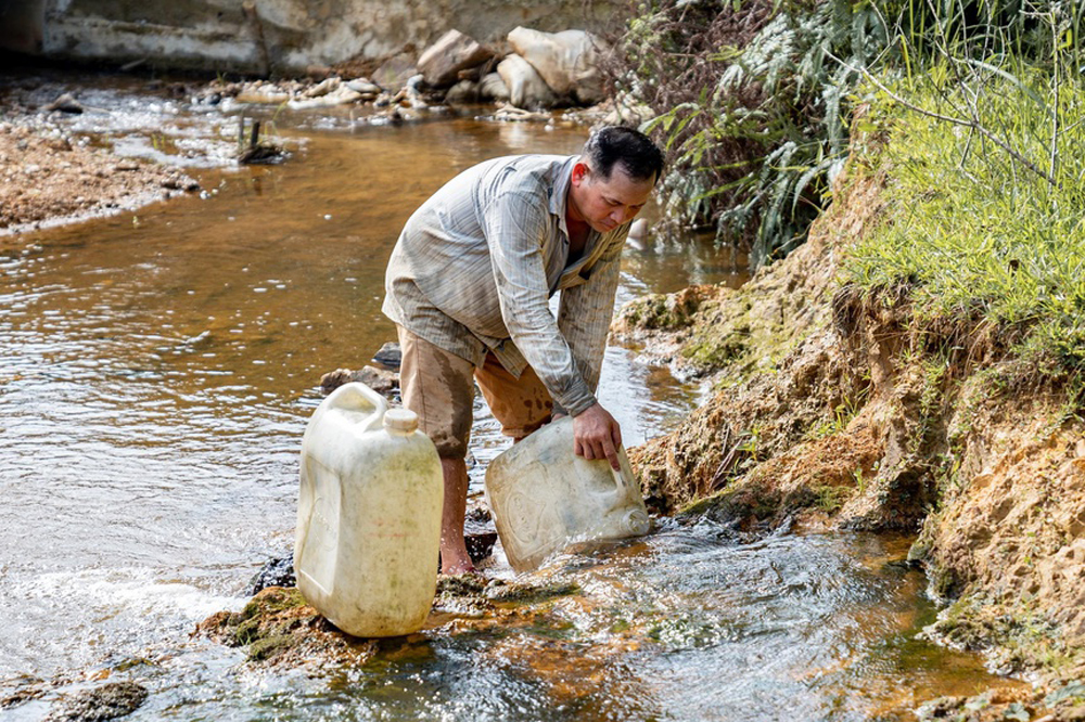 Ở nhiều địa phương, người dân phải sử dụng nước sông suối, bất chấp lo ngại về sức khỏe