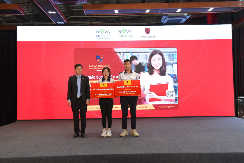 TS Bùi Phi Hùng - Tổng giám đốc Nova Education Group trao tặng học bổng đến hai học sinh đạt điều kiện tại chương trình