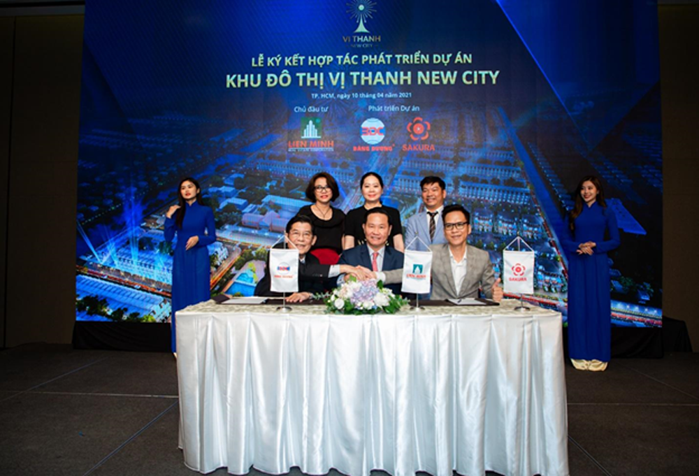 Đại diện chủ đầu tư Liên Minh, các đơn vị phát triển dự án Băng Dương và Sakura Group ký kết hợp tác phát triển khu đô thị Vị Thanh New City