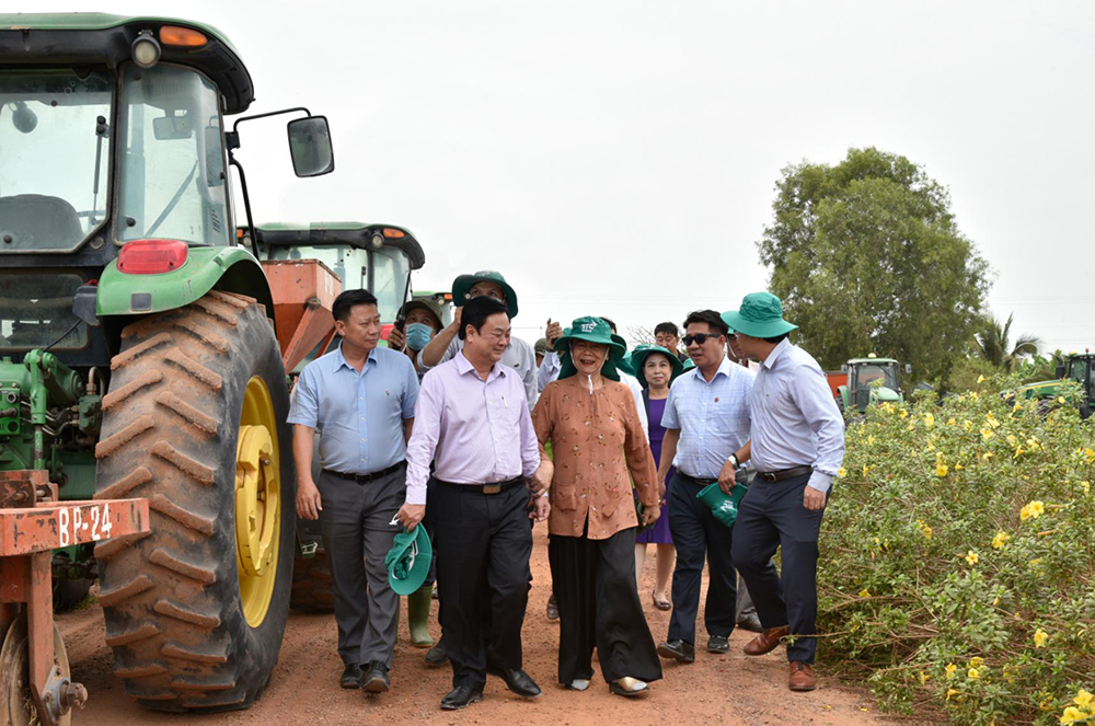 Bộ trưởng động viên và khuyến khích nông dân trồng mía Tây Ninh tiếp tục sản xuất nông nghiệp thật tốt, tận dụng và phát huy hết những lợi thế của tỉnh nhà